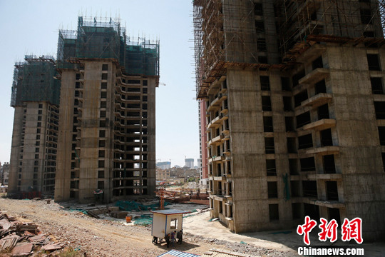 4月15日,中国国家统计局发布数据,今年一季度中国经济同比增长7.0%,增速比去年第四季度回落0.3个百分点。图为2015年3月,昆明新区的新建楼盘。<a target='_blank' href='http://www.chinanews.com/'>中新社</a>发 张浩 摄 4月15日,中国国家统计局发布数据,今年一季度中国经济同比增长7.0%,增速比去年第四季度回落0.3个百分点。图为2015年3月,昆明新区的新建楼盘。<a target='_blank' href='http://www.chinanews.com/'>中新社</a>发 张浩 摄