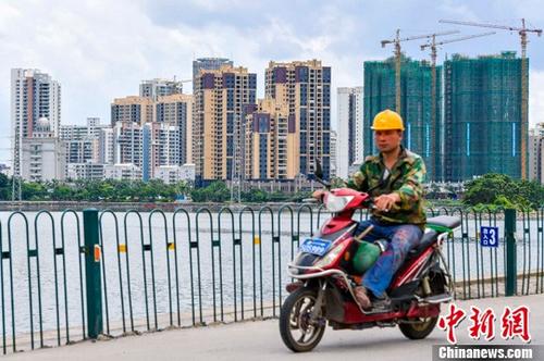 资料图：6月21日，海口国兴大道附近的在建商品房项目。<a target='_blank' href='http://www.chinanews.com/'>中新社</a>记者 骆云飞 摄