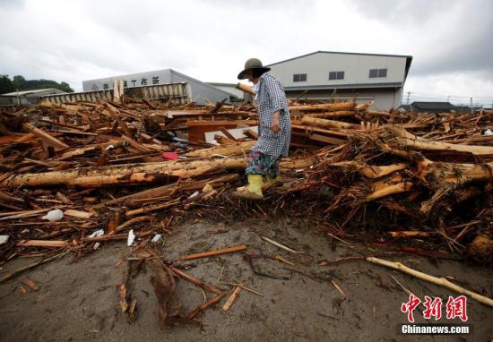 据媒体报道，日本九州地区5日12个小时内的降雨量达到观测史上最大的545.5毫米，是日本至今不曾出现过的记录。灾情最严重的是离福冈机场一小时车程的朝仓市，那里已被洪水冲得面目全非。图为朝仓市内一片狼藉。