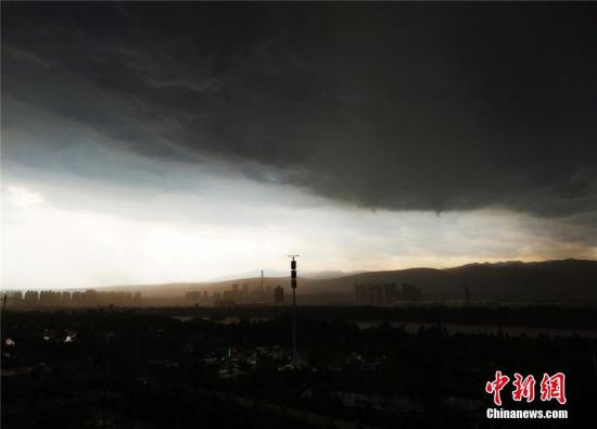 6月5日15时40左右，兰州天气突变，大风、暴雨、冰雹来袭，市区上空乌云密布。赵雅琪 摄