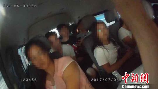 图为查处现场面包车内严重超员。　杨军政 摄