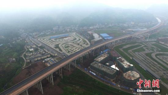 资料图：雅康高速公路。 刘忠俊 摄