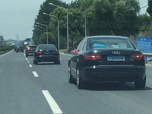 江苏4辆疑似公车号牌奥迪成婚车 官方：曾是公车