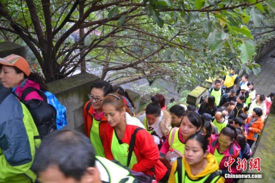 “行动起来，向‘零’艾滋迈进。”30日，由重庆渝中区卫生局主办，渝中区疾控中心、该辖区医疗机构的防艾医务人员和当地民间组织“步量重庆”群员合力开展了“12.1世界艾滋病日”宣传活动。300余名市民以徒步山城八公里老街的方式，倡导健康生活，远离高危行为，同时呼吁大众不要歧视艾滋病感染者，共同打造一个“零”新发感染、“零”死亡、“零”歧视的防艾环境。唐李嫒莎 摄