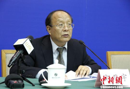 山东省发展和改革委员会副巡视员郭登宇在会上介绍该省促进新旧动能转换的相关情况。　沙见龙 摄