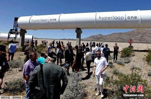 当地时间5月12日，SpaceX公司的CEO马斯克超高速高铁模型进行演示。“超级高铁”概念最早于2013年由特斯拉与SpaceX公司的CEO马斯克(Elon Musk)提出。他当时的设想，是让人乘坐在胶囊形状的运输舱内，借助管道与推进技术以超低气压状态实现高速移动。这一类似“豌豆荚”的传输装置，其设计的移动速度可以到达每小时800英里(约合1287公里)。据悉，乘坐超级高铁的乘客并不会感受到加速，因为加速是逐渐进行的，当达到最高时速760英里/小时时，旧金山和洛杉矶之间的旅程只需要30分钟。