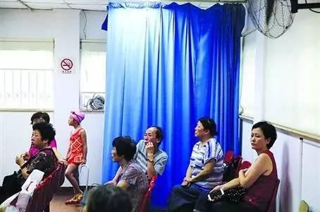 上海虹口游泳学校将房间的一角改成儿童更衣室，既方便了家长又方便了孩子们。照片来自新闻晨报 