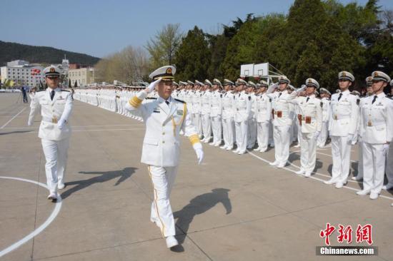 4月23日，辽宁大连，为庆祝人民海军建军68周年，海军大连舰艇学院举办庆祝海军节阅兵暨军校开放日活动，百余名驻地官员、高校领导以及中小学生代表受邀参加该活动。图为海军大连舰艇学院院长严正明少将徒步检阅各方队。 <a target='_blank' href='http://www.chinanews.com/'>中新社</a>记者 杨毅 摄