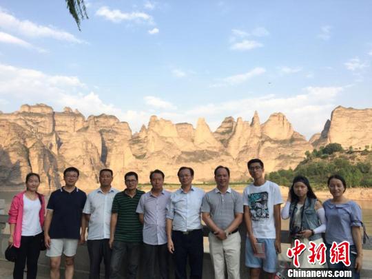 项目组赴甘肃省积石山县进行实地调研。　张儒 摄