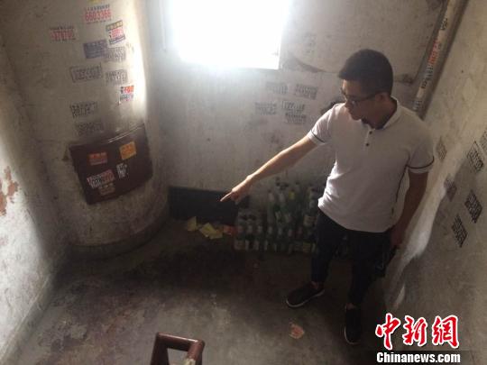 参与抓捕行动的民警张林在现场讲述当时经过。　宋立超 摄