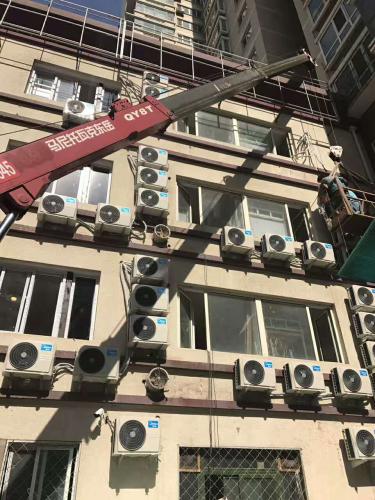空调外机拆除工作进行中。北京市消防局 供图