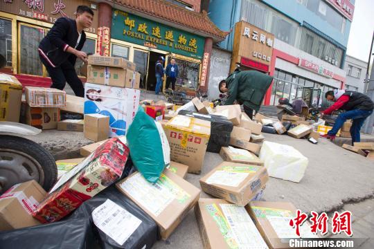 资料图：山西太原，邮政速递物流揽投部堆满了各种即将投送的快递。　张云 摄