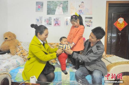 湖北宜昌“单独二孩”家庭拍摄全家福，在镜头前秀幸福。