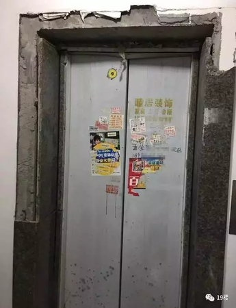 大妈用杯子挡住电梯门  致使小区电梯发生爆炸