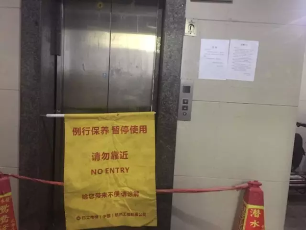 大妈用杯子挡住电梯门  致使小区电梯发生爆炸