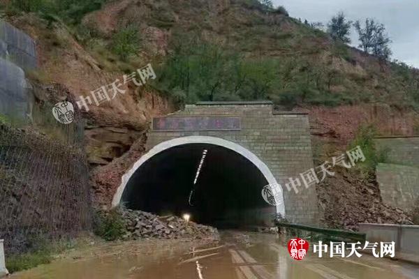陕西榆林遭大暴雨致洪涝塌方 未来三天陕北仍有强降雨