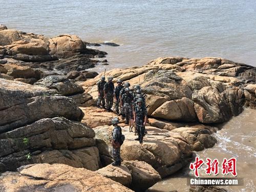 钢八连执行巡逻任务。<a target='_blank' href='http://www.chinanews.com/' >中新网</a> 吴涛 摄