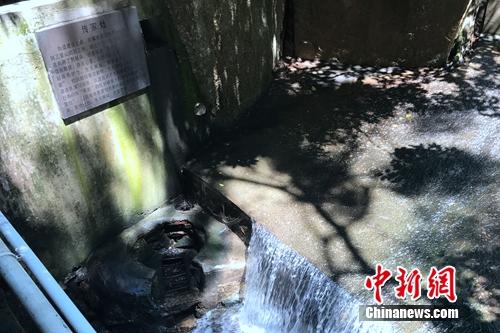钢八连保留下来的“传家灶”，让战士们忆苦思甜。<a target='_blank' href='http://www.chinanews.com/' >中新网</a> 吴涛 摄