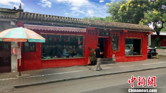 图为整治后的酒吧街，取缔了二层的露台和露天经营。什刹海街道办供图