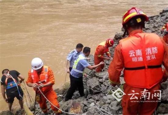 男子开车刷朋友圈 坠入10米深河中溺亡