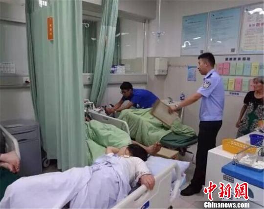 图为：民警看望受伤者。　何蒋勇 摄