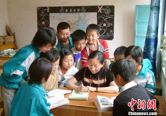 资料图。图为张兰萍给学生们辅导作业。　钟欣 摄