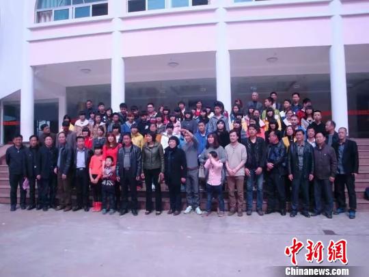 公益人与受助者合影。　受访者供图 摄