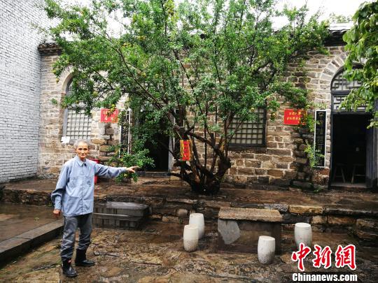 图为李化璟义务守护纪念馆13年。　李洋 摄
