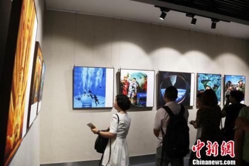 本次展览由中共南昌市委宣传部、南昌市文联、江西省摄影家协会承办，持续至2017年8月5日，市民可前往免费参观。　刘占昆 摄