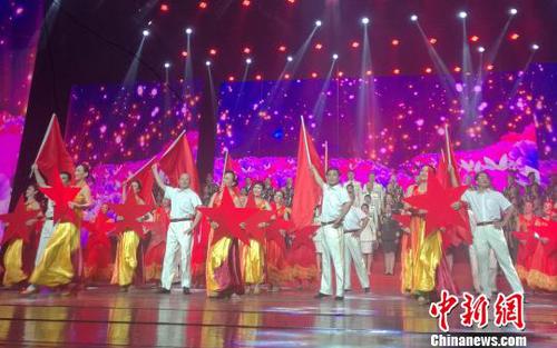 北京举行纪念建军90周年文艺演出暨集中慰问军休干部活动。　杜燕 摄