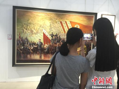 图为参观者正拿着手机拍照。　吴鹏泉 摄