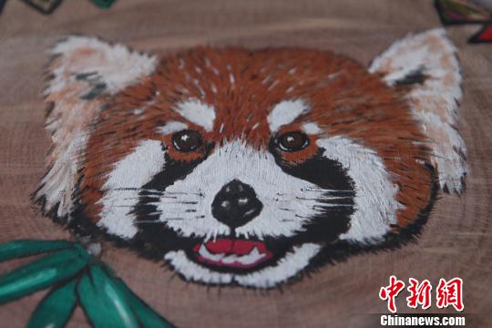 图为珞碧迈创作的4副“嘟嘟”圆木板画像。　钟欣 摄