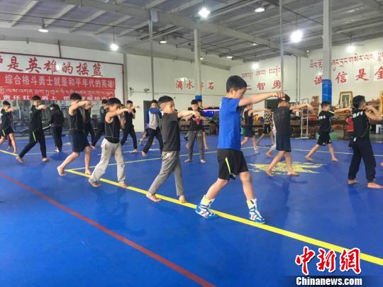 学员们学习格斗技巧。恩波格斗俱乐部供图。