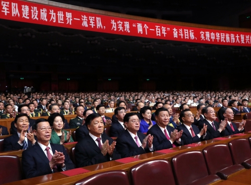 7月28日，庆祝中国人民解放军建军90周年文艺晚会《在党的旗帜下》在北京人民大会堂举行。中共中央总书记、国家主席、中央军委主席习近平和李克强、张德江、俞正声、刘云山、王岐山、张高丽等党和国家领导人，与首都3000多名各界群众一起观看演出。