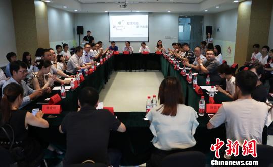 图为座谈会现场。　王刚 摄
