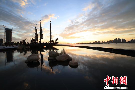 这些雕塑以逼真的场景再现了八一南昌起义的完整过程——90年前，起义部队就是在这里进行集结，乘船渡江，发动了震惊中外的八一南昌起义。　记者 华山 摄