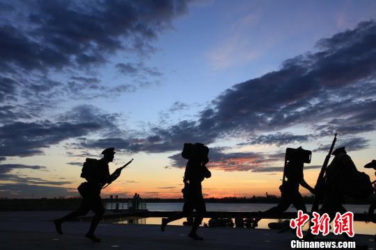 建军雕塑广场这些形态各异的雕塑，展现了90年前起义军有序地在牛行车站集结的场景。　记者 华山 摄