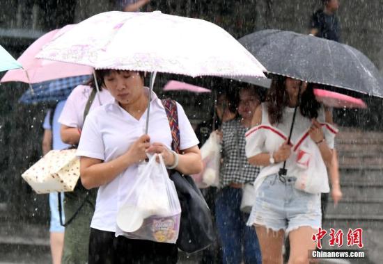 7月31日上午，台风“海棠”给福州带来暴雨，市民冒着大雨出行。今年第10号台风“海棠”于当天02时50分在福清市沿海登陆，登陆时中心附近最大风力8级(18米/秒，热带风暴级)，中心最低气压990百帕。 刘可耕 摄