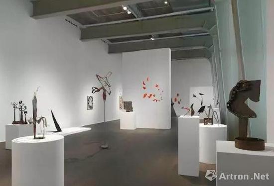豪瑟沃斯苏黎世展览‘亚历山大·考尔德 / 大卫·史密斯’（Alexander Calder / David Smith）现场图。? 考尔德基金会，纽约 / 2017 ProLitteris，苏黎世，大卫·史密斯艺术资产，图片：大卫·史密斯艺术资产，考尔德基金会，豪瑟沃斯