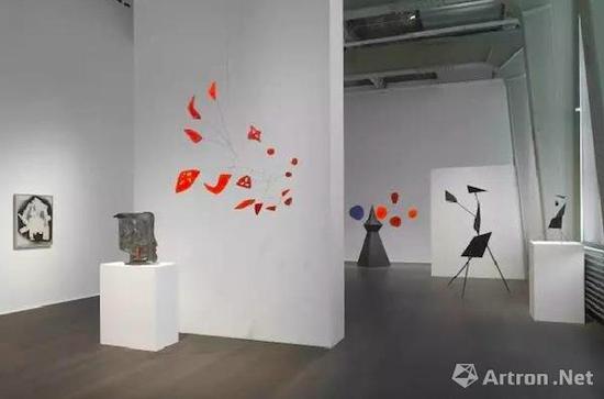 豪瑟沃斯苏黎世展览‘亚历山大·考尔德 / 大卫·史密斯’（Alexander Calder / David Smith）现场图。? 考尔德基金会，纽约 / 2017 ProLitteris，苏黎世，大卫·史密斯艺术资产，图片：大卫·史密斯艺术资产，考尔德基金会，豪瑟沃斯