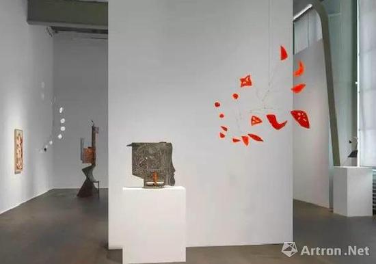 豪瑟沃斯苏黎世展览‘亚历山大·考尔德 / 大卫·史密斯’（Alexander Calder / David Smith）现场图。? 考尔德基金会，纽约 / 2017 ProLitteris，苏黎世，大卫·史密斯艺术资产，图片：大卫·史密斯艺术资产，考尔德基金会，豪瑟沃斯