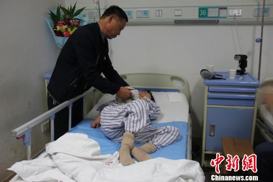 谢海华在为谢芳擦拭身体。(资料图)岳麓区供图