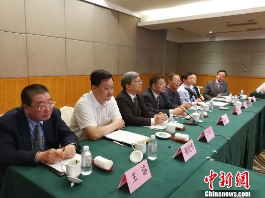司法部根据台湾考生实际需求，优化措施办法，为台湾考生铺设绿色通道，提供更为便捷优质的服务平台。　芊烨 摄