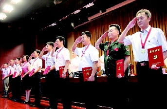    8月1日，北京市民政局召开纪念建军90周年暨“十佳复员转业军人”表彰大会，纪念中国人民解放军成立90年来走过的风雨历程，表彰全局系统优秀复员转业军人，激励广大复员转业军人不忘初心、继续前进。  本报记者  齐波  摄