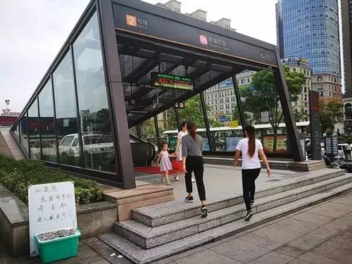 地铁口现零钱盒供路人取用 一天下来盒内反增21元