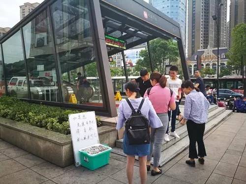 地铁口现零钱盒供路人取用 一天下来盒内反增21元