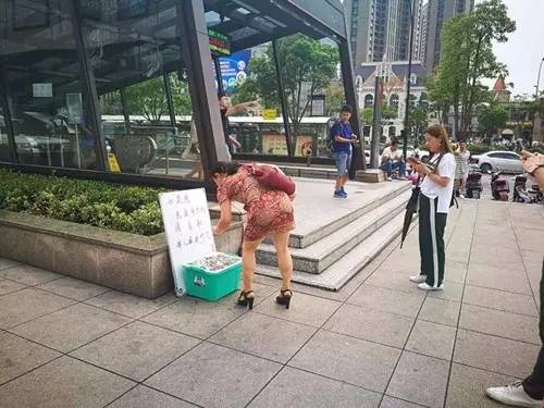 地铁口现零钱盒供路人取用 一天下来盒内反增21元