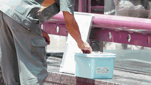 地铁口现零钱盒供路人取用 一天下来盒内反增21元