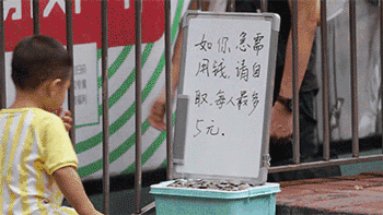 地铁口现零钱盒供路人取用 一天下来盒内反增21元