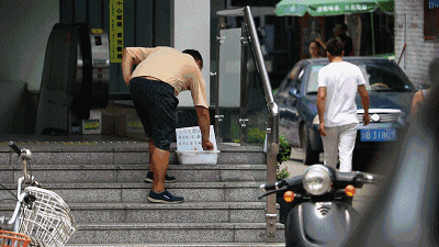 地铁口现零钱盒供路人取用 一天下来盒内反增21元